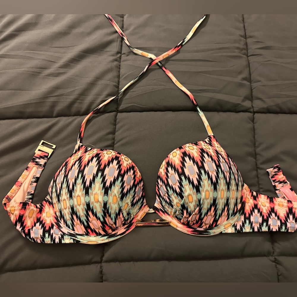 NWOT VS bathing suit padded top single item